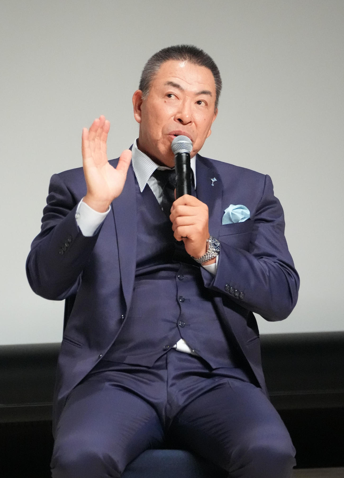 トークショーを行う中日井上監督（撮影・森本幸一）