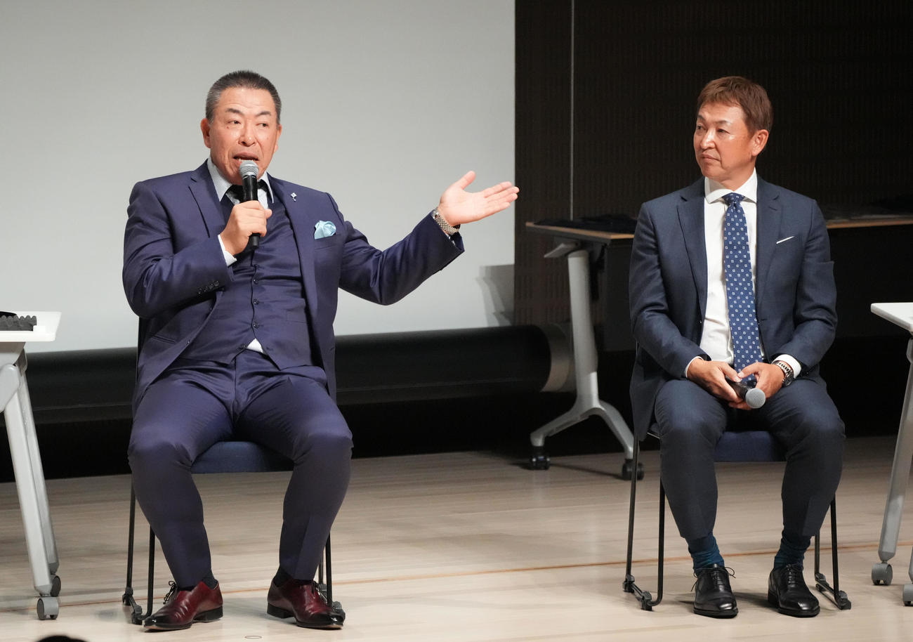 トークショーを行う中日井上監督（左）右は立浪前監督（撮影・森本幸一）