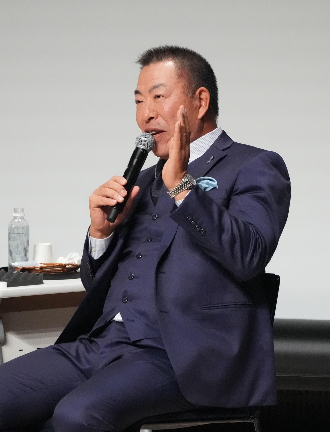 トークショーを行う中日井上監督（撮影・森本幸一）