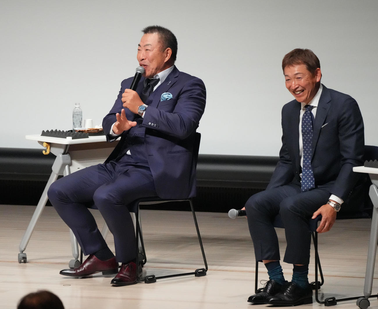 トークショーを行う中日井上監督（左）右は立浪前監督（撮影・森本幸一）