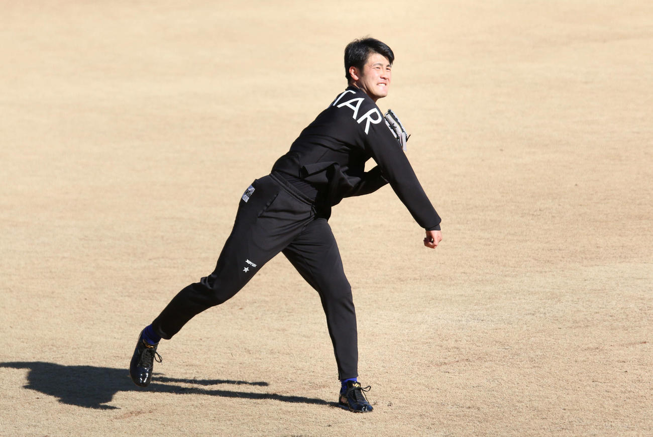 巨人から移籍後初めて千葉・鎌ケ谷を訪れて自主トレを行った日本ハム菊地（撮影・木下大輔）
