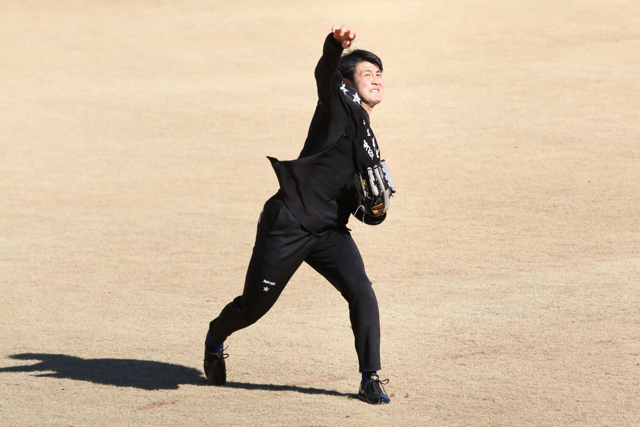 巨人から移籍後初めて千葉・鎌ケ谷を訪れて自主トレを行った日本ハム菊地（撮影・木下大輔）