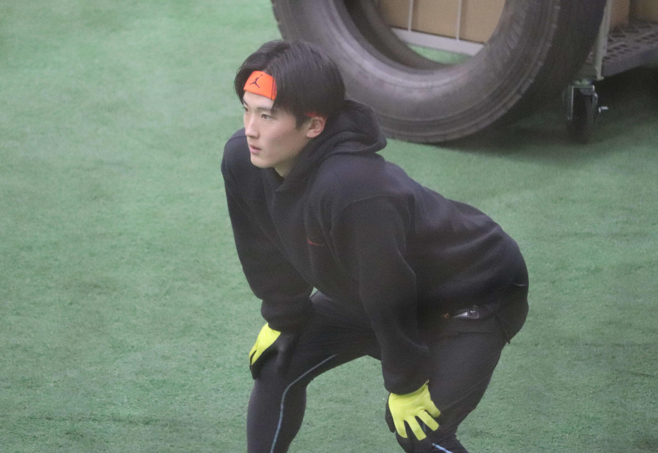 ジャイアンツ球場で自主トレする巨人浦田（撮影・小早川宗一郎）
