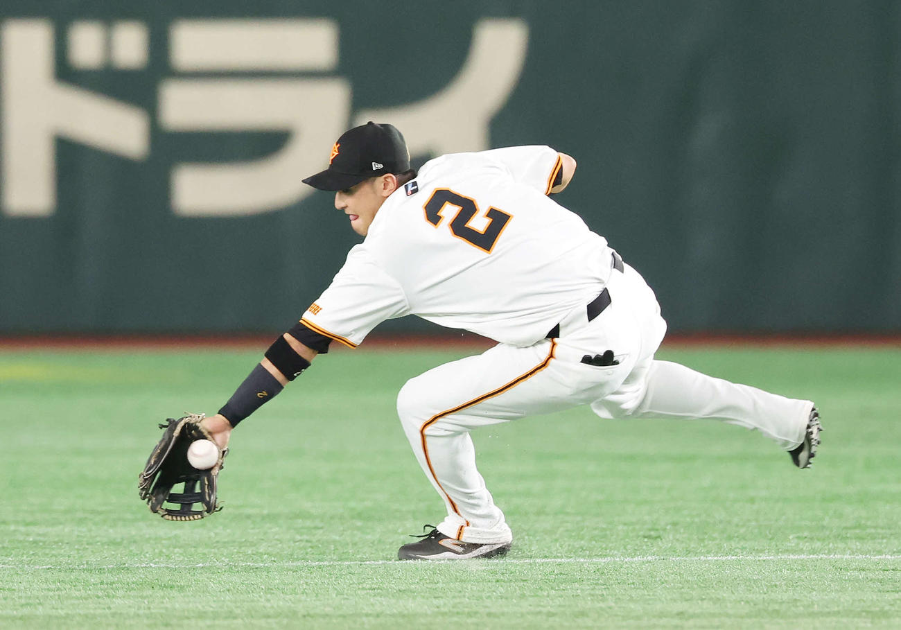 好守備で矢野を二ゴロにする吉川（2024年6月撮影）