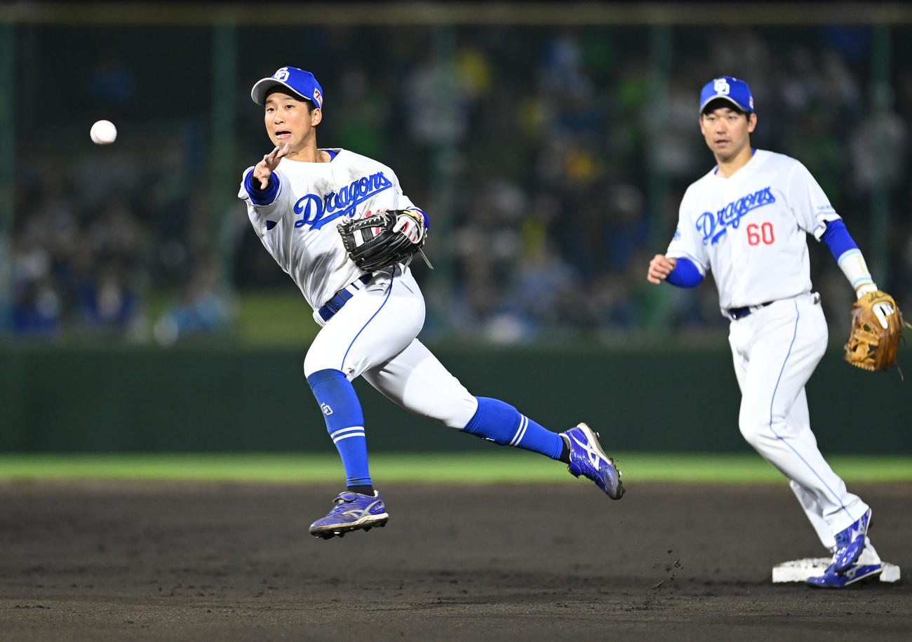 田中（左）は打球を素手で捕球し一塁へ送球する（2025年5月撮影）