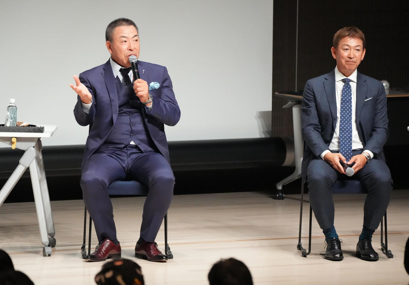 トークショーを行う中日井上監督（左）右は立浪前監督（撮影・森本幸一）