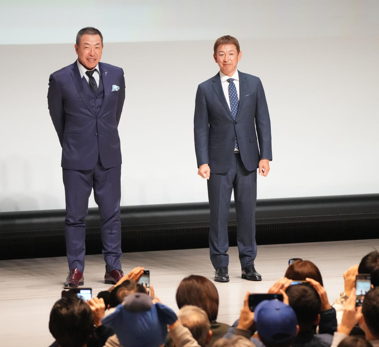 トークショーを行う中日井上監督（左）右は立浪前監督（撮影・森本幸一）