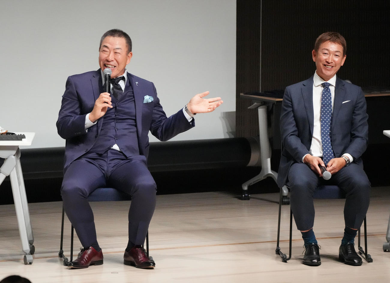 トークショーを行う中日井上監督（左）右は立浪前監督（撮影・森本幸一）