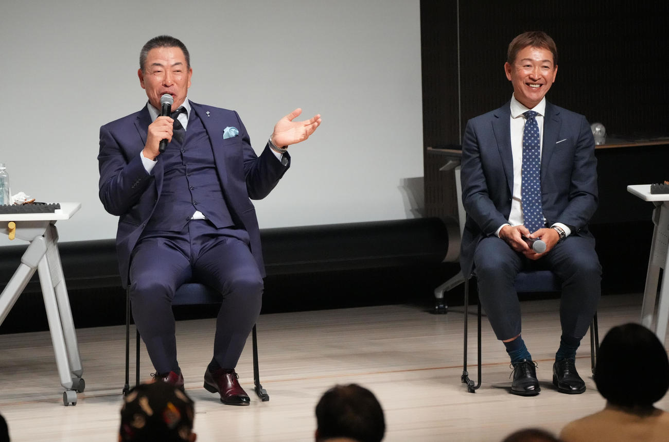 トークショーを行う中日井上監督、右は立浪前監督（撮影・森本幸一）