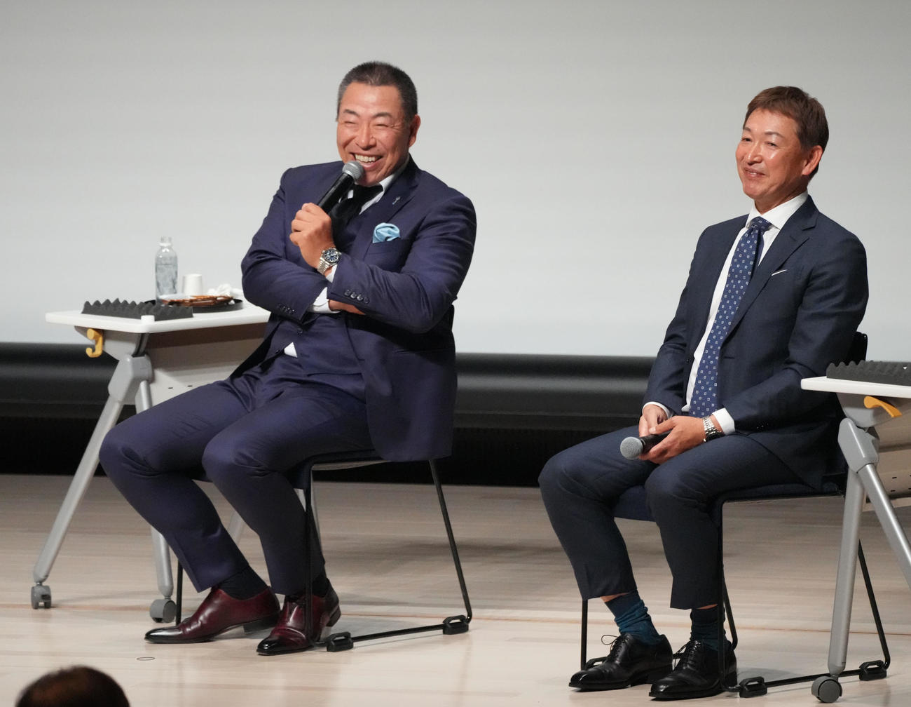 トークショーを行う中日井上監督（左）右は立浪前監督（撮影・森本幸一）