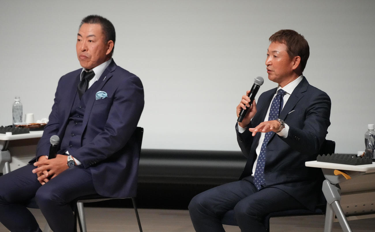 トークショーに井上監督（左）とともに参加し話をする立浪中日前監督（撮影・森本幸一）