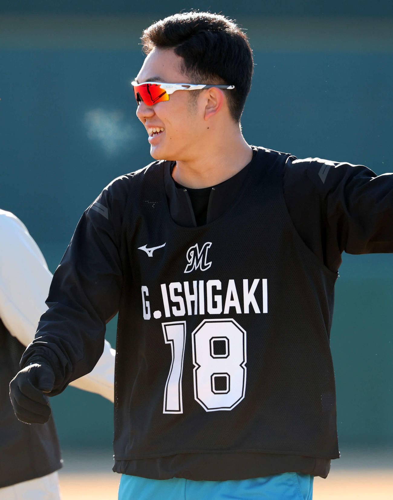新人合同自主トレで、白い息を吐きながら笑顔でウオームアップするロッテドラフト1位石垣元（撮影・浅見桂子）
