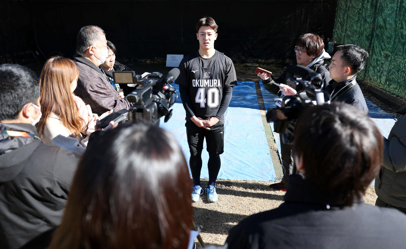 新人合同自主トレ後の囲み会見で、緊張した表情のロッテドラフト3位奥村（撮影・浅見桂子）