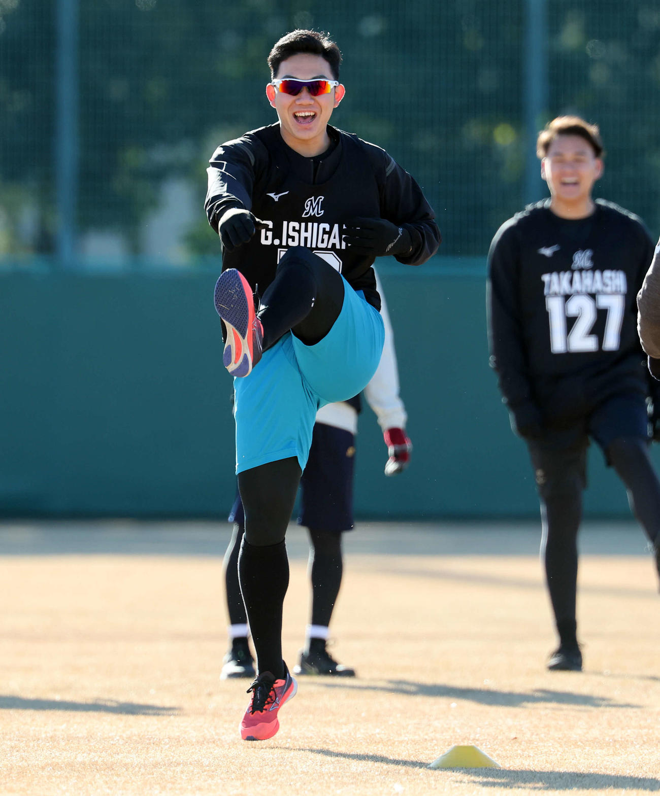 新人合同自主トレで、ハツラツとした表情でウオームアップするロッテドラフト1位石垣元（撮影・浅見桂子）