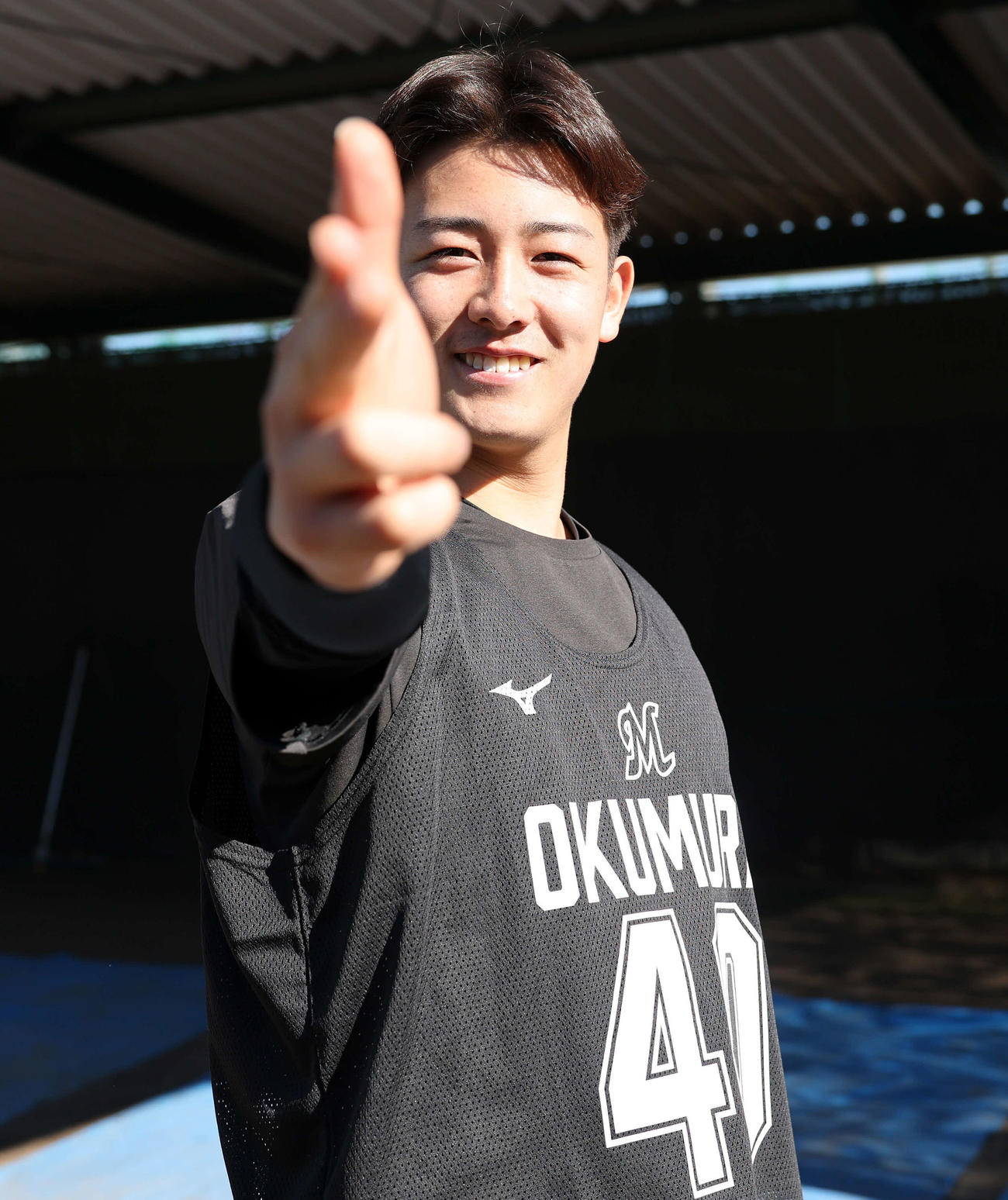 新人合同自主トレ後、笑顔でポーズを決めるロッテドラフト3位の奥村（撮影・浅見桂子）