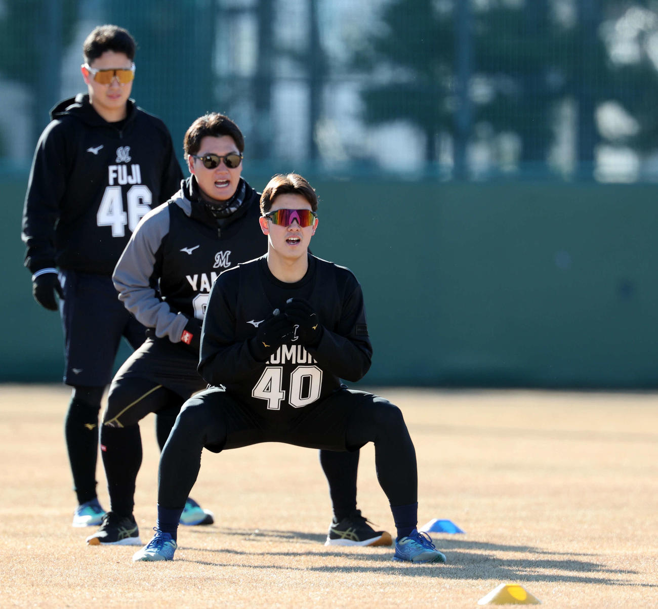 新人合同自主トレで、ハツラツとした表情でウオームアップする、手前からロッテドラフト3位奥村、7位田中、5位冨士（撮影・浅見桂子）