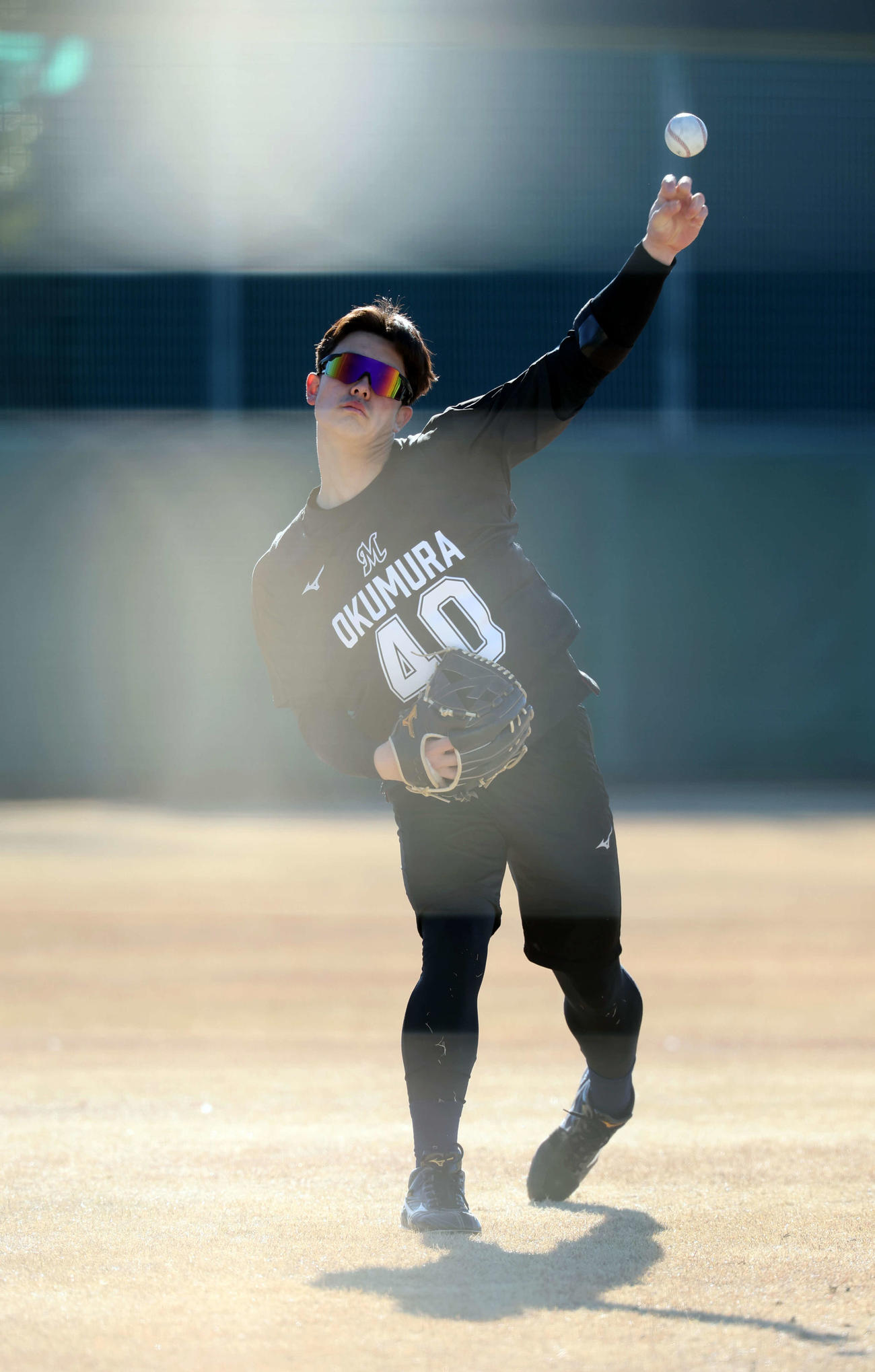 新人合同自主トレで、日差しを浴びてキャッチボールするロッテドラフト3位の奥村（撮影・浅見桂子）