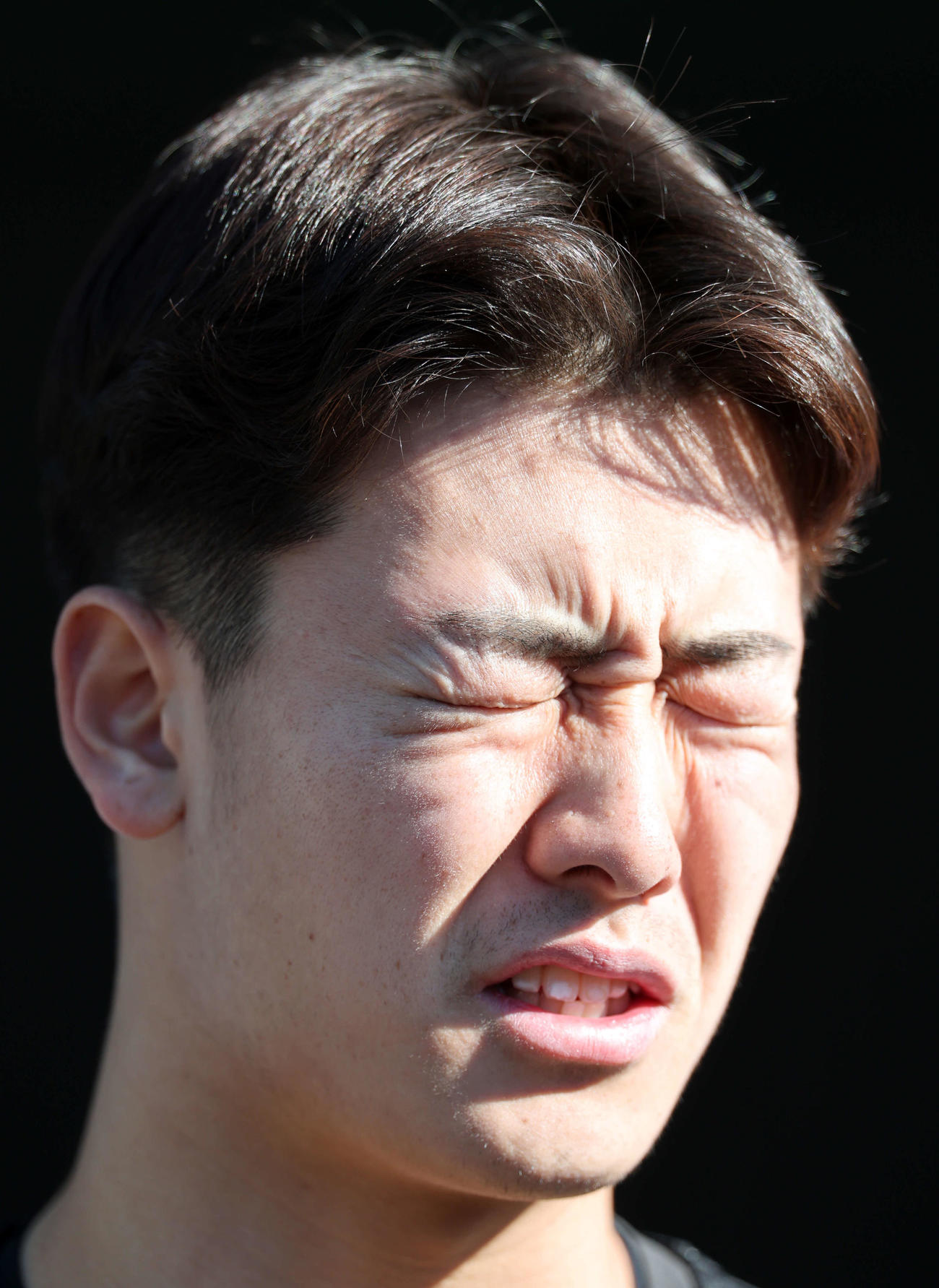 新人合同自主トレ後の囲み会見で、強い日差しにまぶしそうな表情のロッテドラフト3位奥村（撮影・浅見桂子）