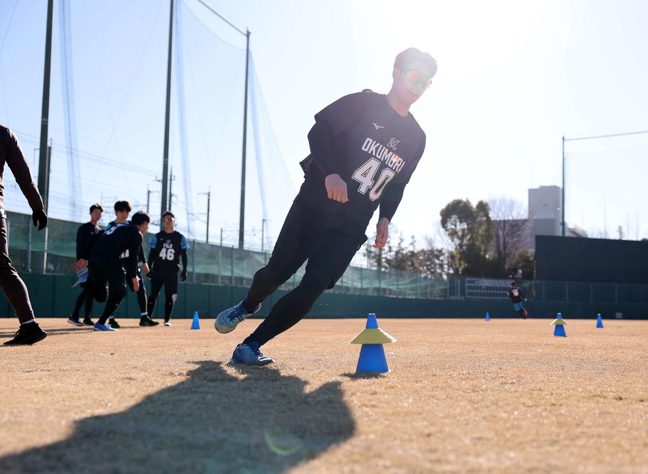 新人合同自主トレで、日差しを浴びてダッシュするロッテドラフト3位の奥村（撮影・浅見桂子）