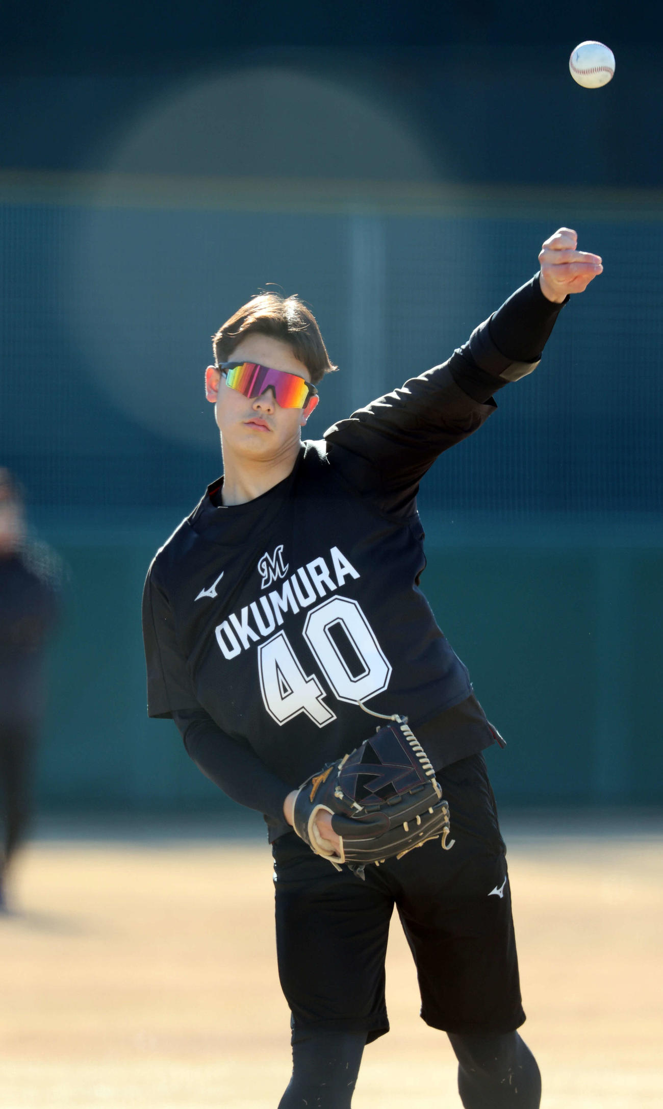 新人合同自主トレで、日差しを浴びてキャッチボールするロッテドラフト3位の奥村（撮影・浅見桂子）