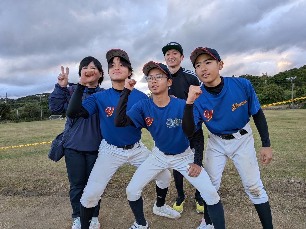 自主トレの合間に与論島の中学生と記念撮影する阪神近本（撮影・柏原誠）
