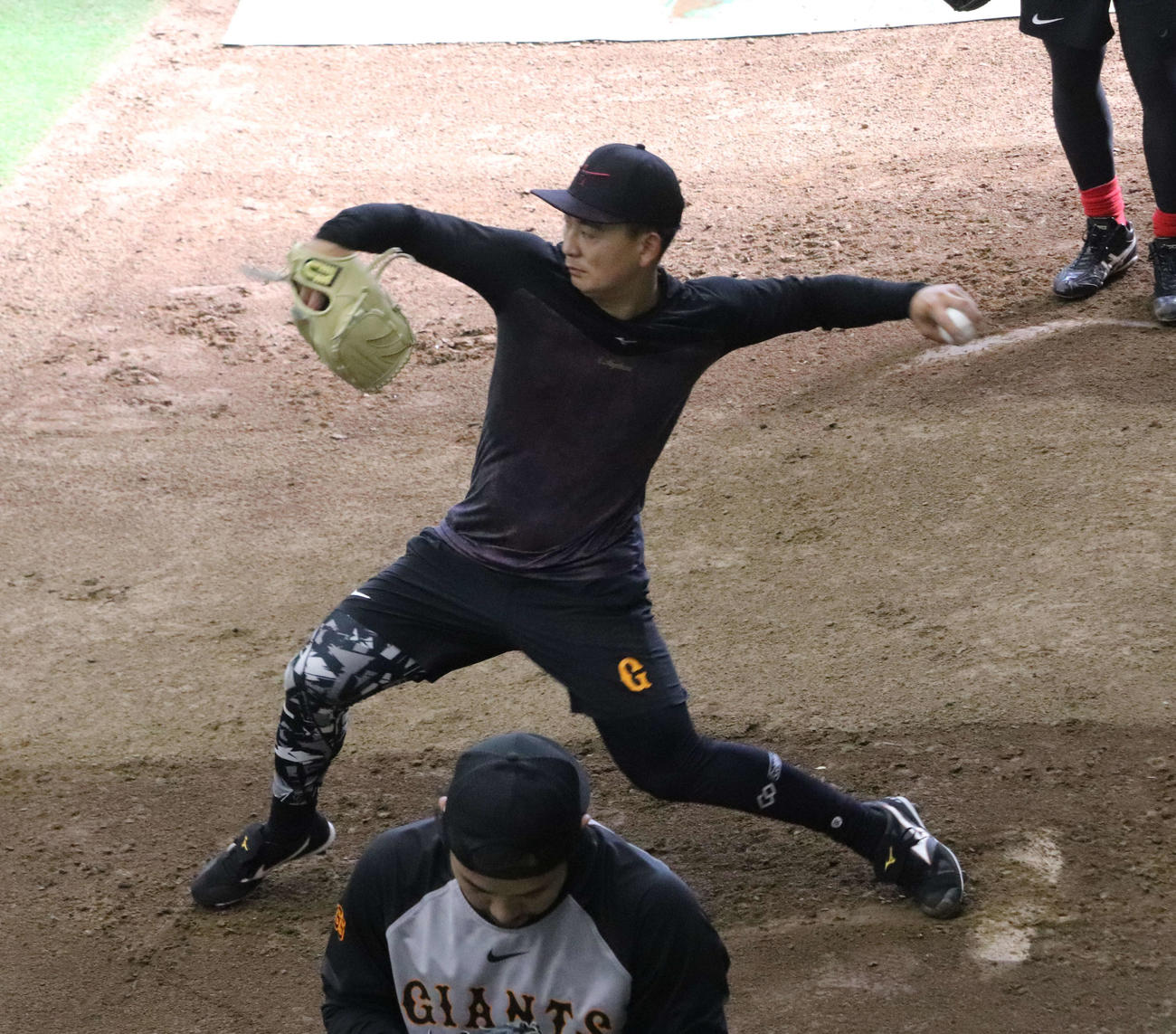 ジャイアンツ球場で自主トレする巨人宮原（撮影・小早川宗一郎）