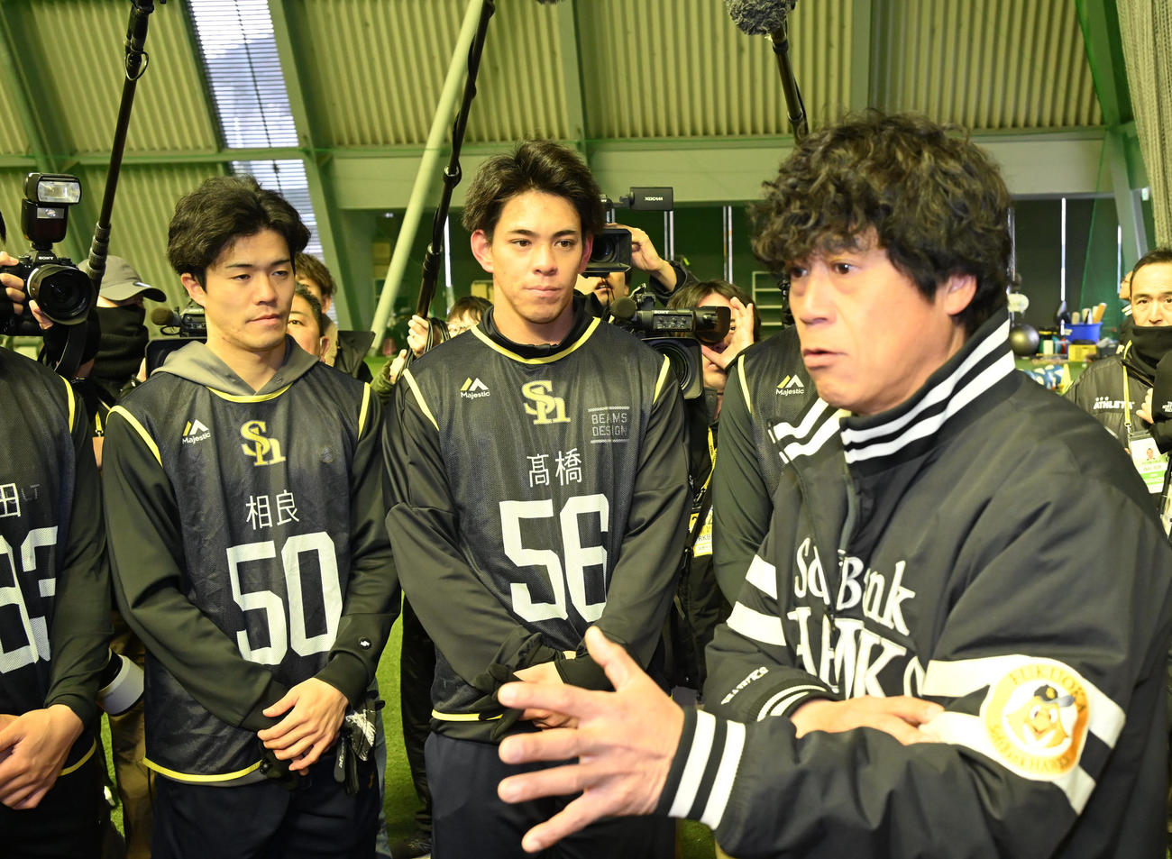新人選手らに訓示を行う城島CBO（右）（撮影・林敢治）
