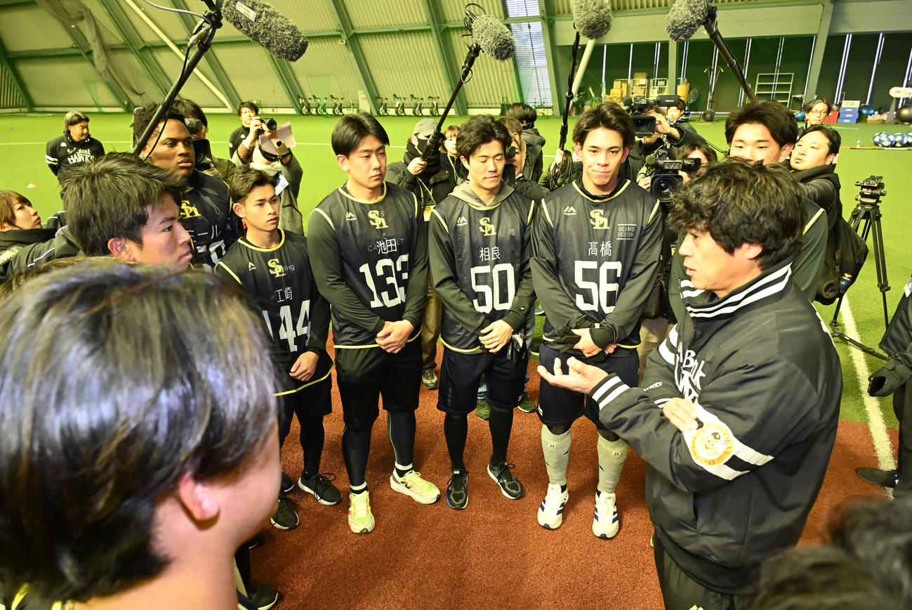 新人選手らに訓示を行う城島CBO（右）（撮影・林敢治）