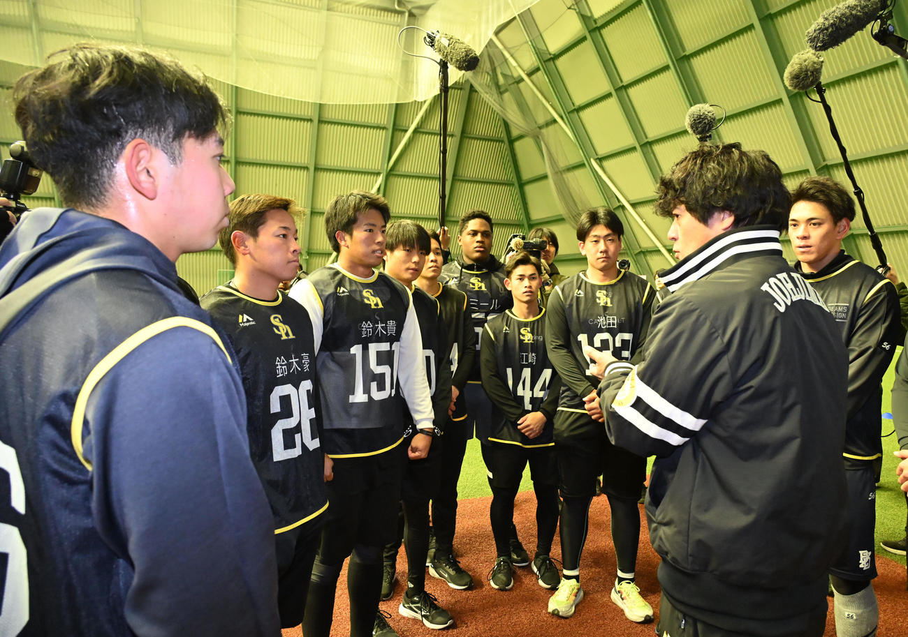 新人選手らに訓示を行う城島CBO（右から2番目）（撮影・林敢治）