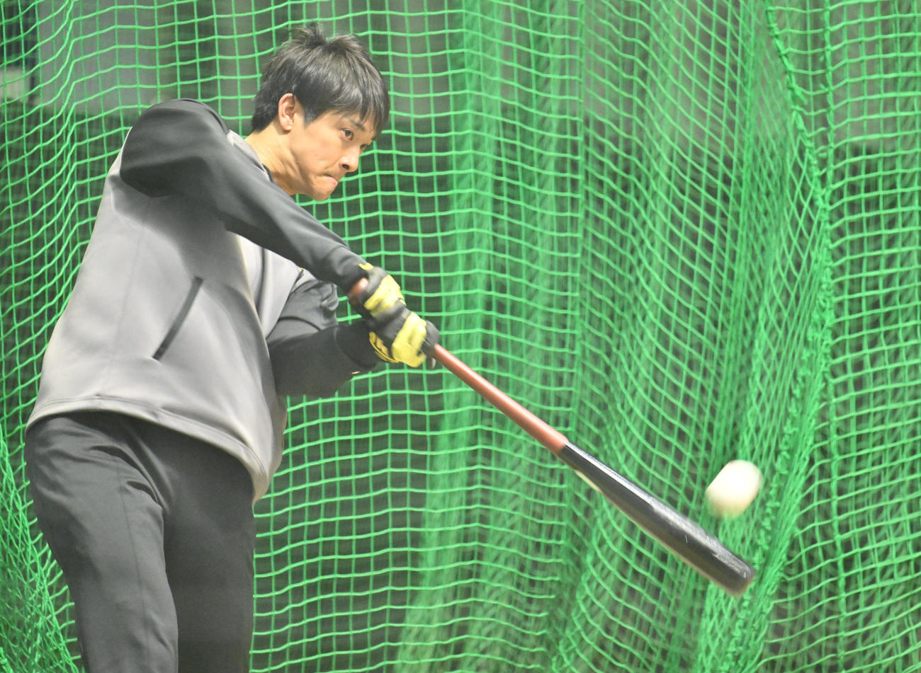 自主トレーニングで打撃練習を行うソフトバンク柳町（撮影・林敢治）