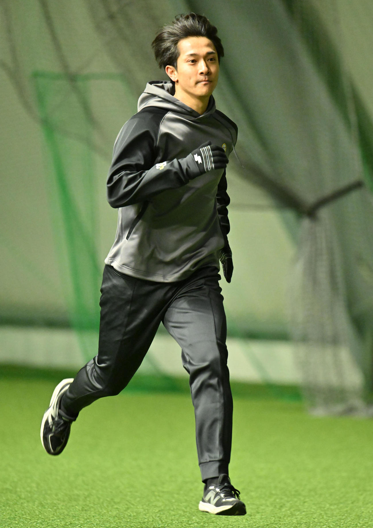 タマホームスタジアム筑後で自主トレーニングを行うソフトバンク柳町（撮影・林敢治）