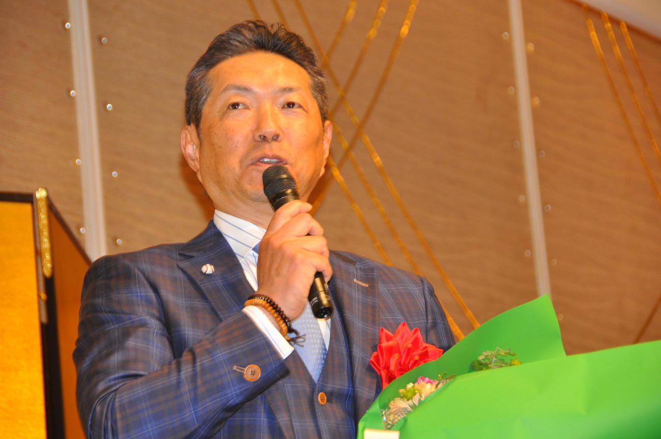 和歌山での後援会パーティーであいさつするソフトバンク小久保監督