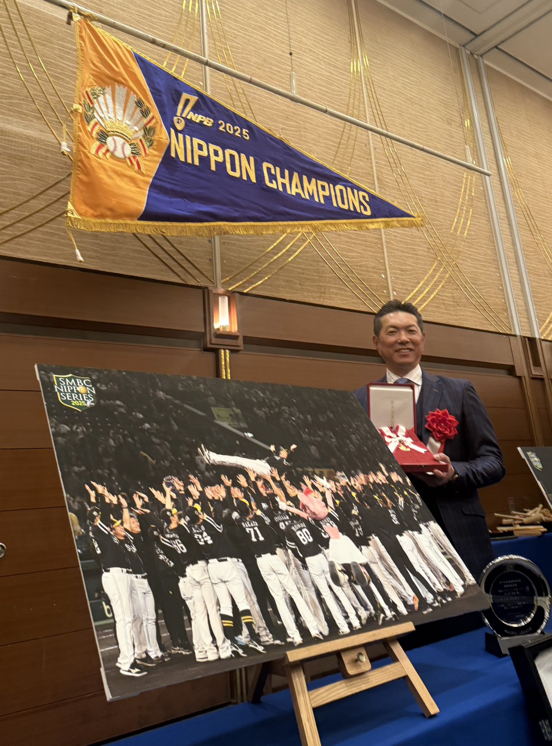 ソフトバンク小久保監督は日本一のチャンピオンフラッグと一緒に記念撮影する