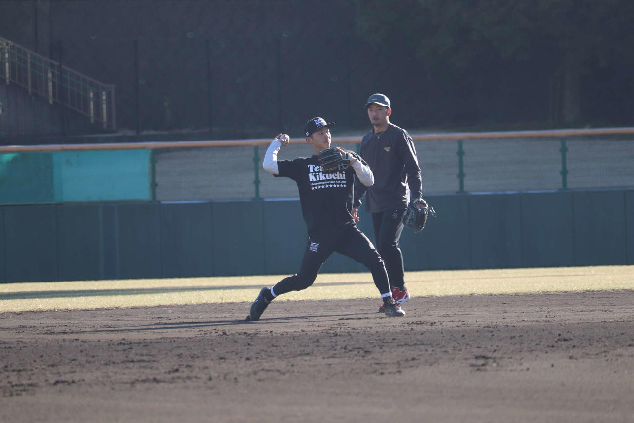 広島菊池涼介の自主トレに参加し、守備練習を行う阪神熊谷敬宥（前）。後方は広島矢野雅哉（撮影・波部俊之介）