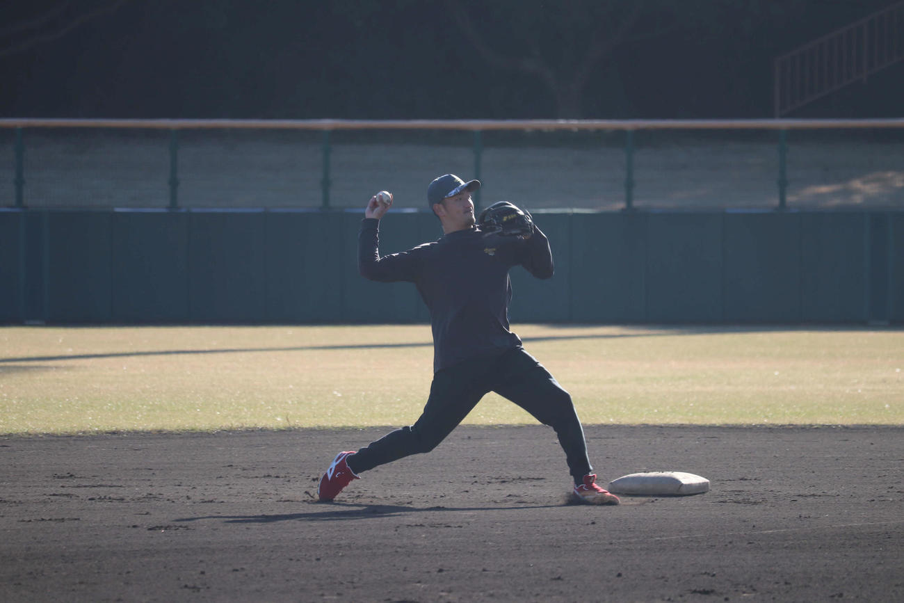 広島菊池涼介の自主トレに参加し、守備練習を行う広島矢野雅哉（撮影・波部俊之介）