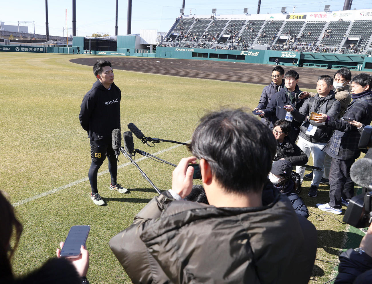 自主トレを公開し、報道陣の前で話をする阪神石井（撮影・上山淳一）