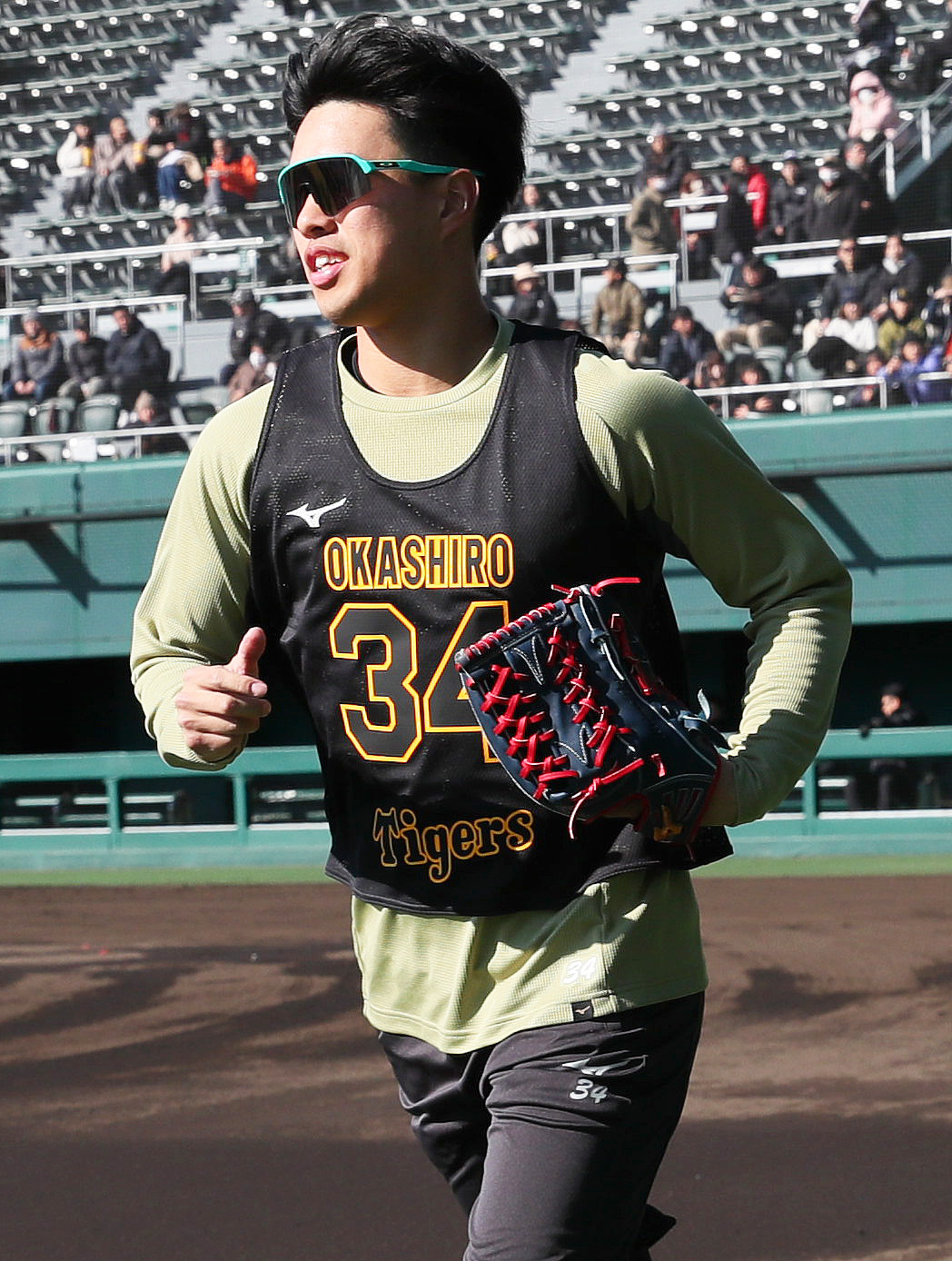 新人合同自主トレに励む阪神岡城（撮影・上山淳一）