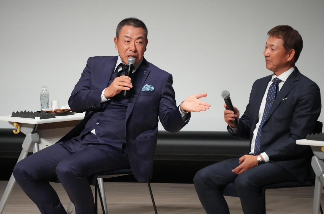 トークショーを行う中日井上監督、右は立浪前監督（撮影・森本幸一）