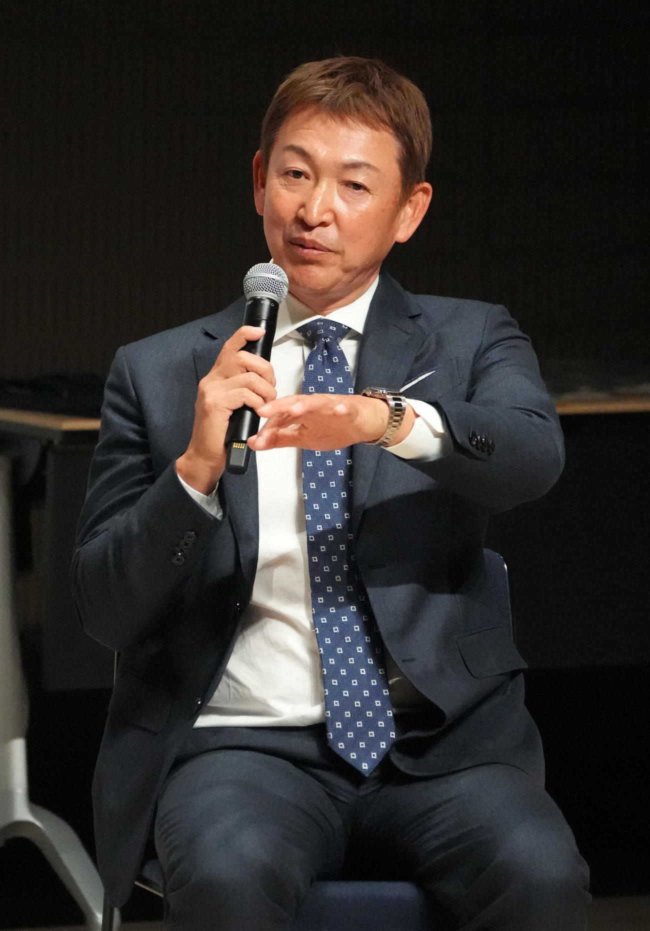 トークショーに井上監督とともに参加し話をする立浪中日前監督（撮影・森本幸一）