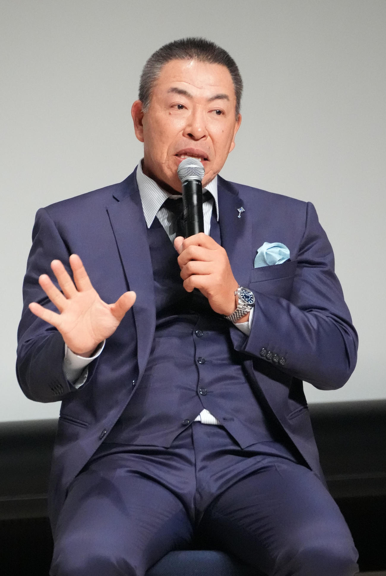トークショーを行う中日井上監督（撮影・森本幸一）