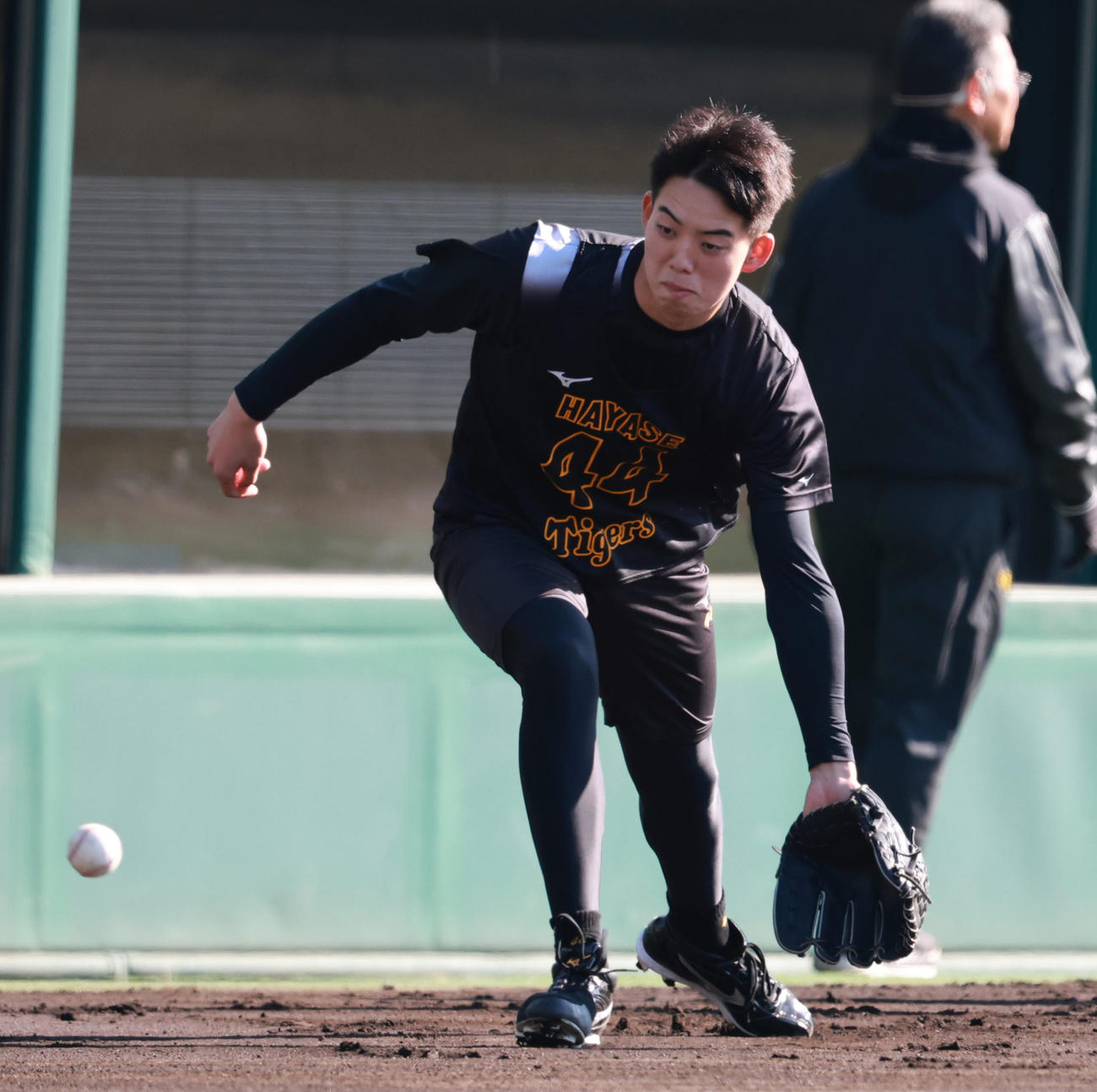 ノックを受ける阪神早瀬（撮影・上田博志）
