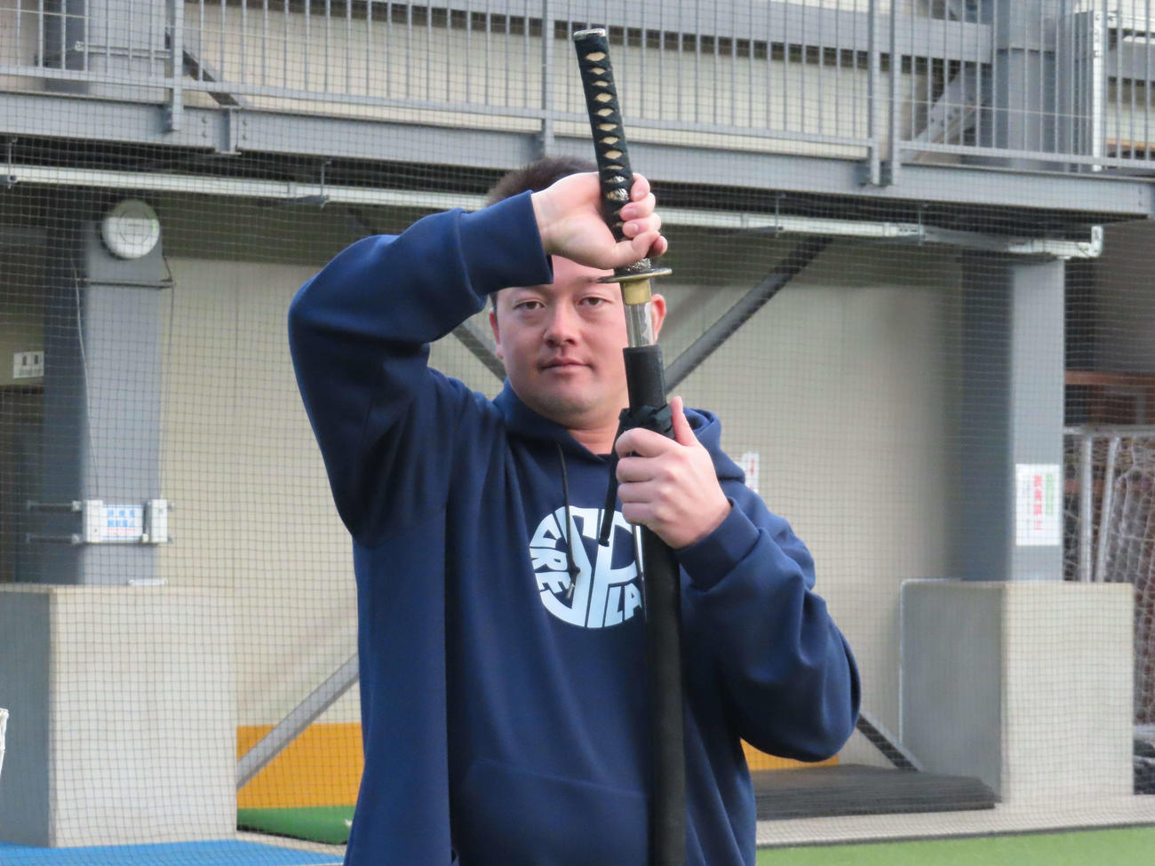 自主トレを公開し、今年初の取り組みとして模造刀を使用したトレーニングを行ったDeNA牧（撮影・山本佳央）
