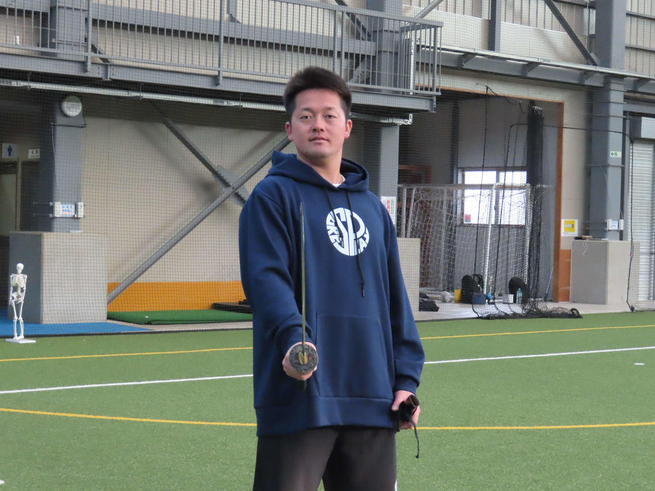 自主トレを公開し、今年初の取り組みとして模造刀を使用したトレーニングを行ったDeNA牧（撮影・山本佳央）