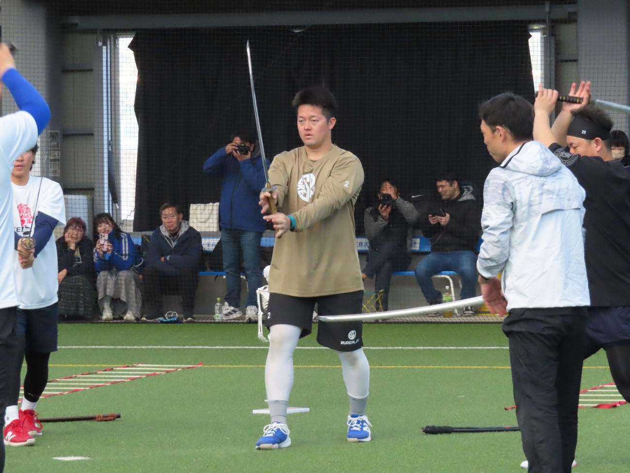 自主トレを公開し、模造刀を使用したトレーニングを行うDeNA牧（撮影・山本佳央）