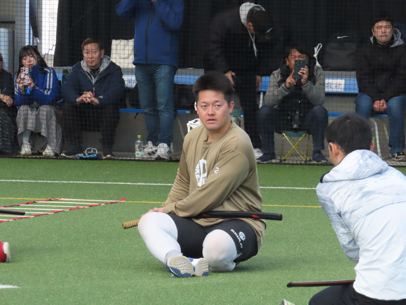 自主トレを公開し、模造刀を使用したトレーニングを行うDeNA牧（撮影・山本佳央）
