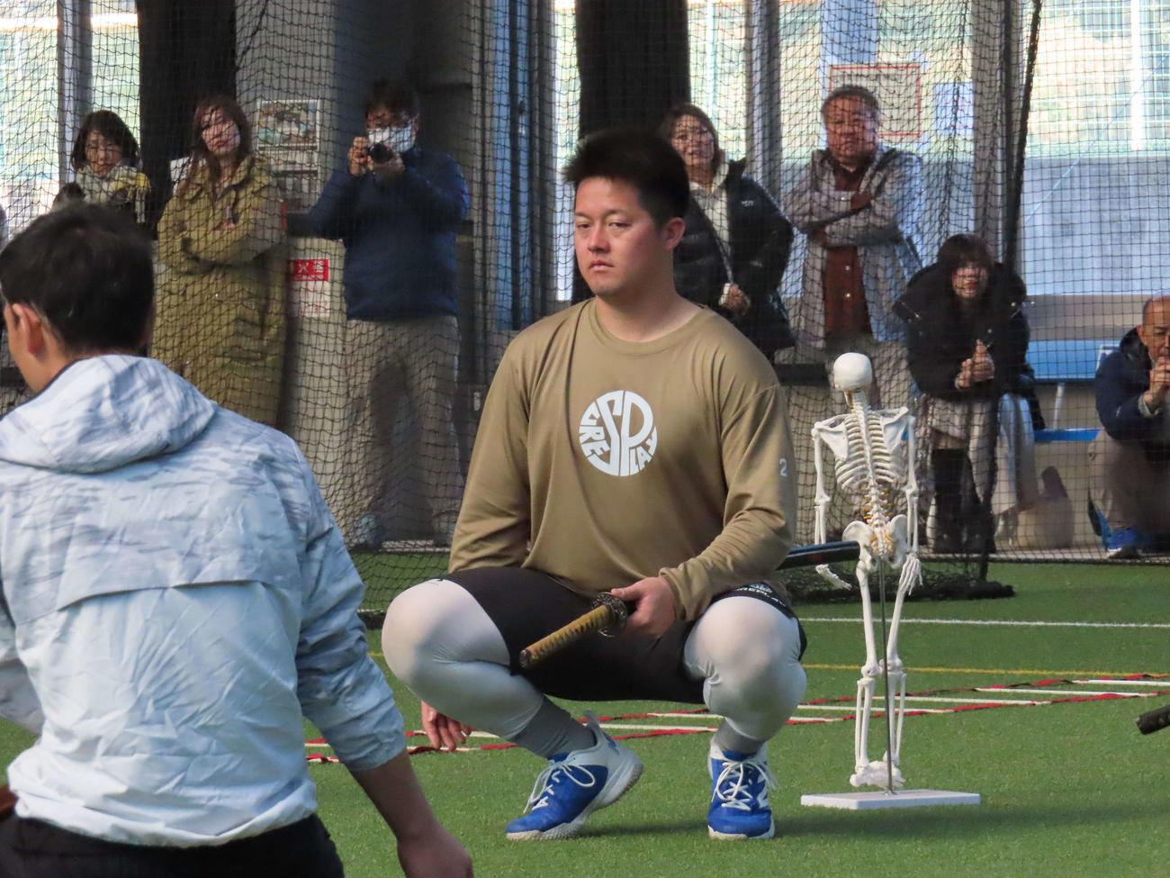 自主トレを公開し、模造刀を使用したトレーニングを行うDeNA牧（撮影・山本佳央）
