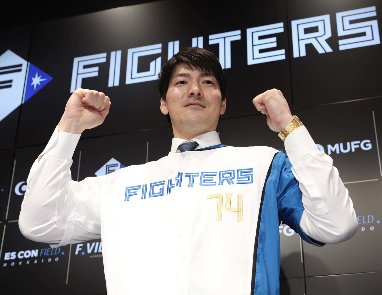 日本ハム入団会見で背番号「74」を披露する有原（撮影・黒川智章）