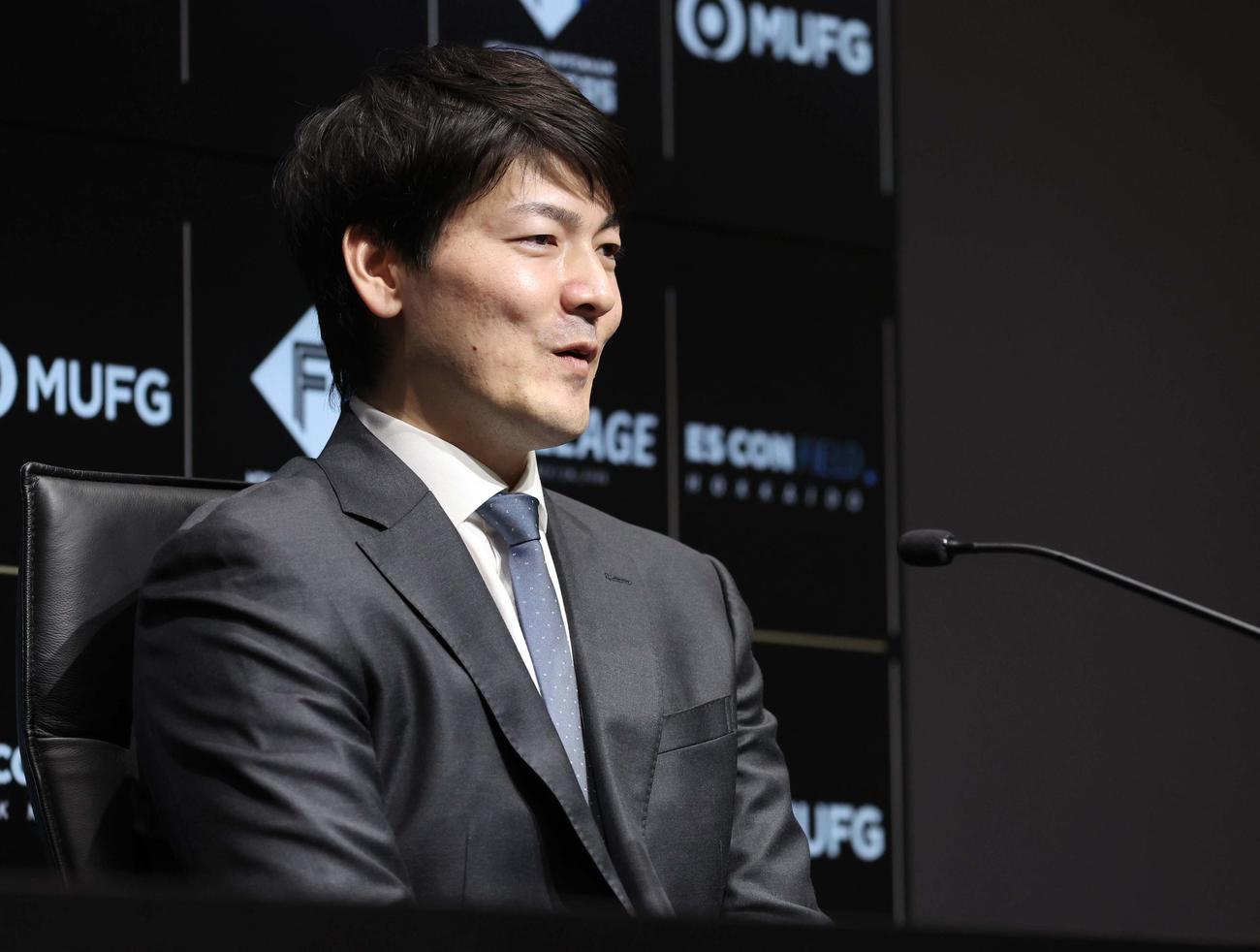日本ハムに入団し記者会見する有原（撮影・黒川智章）