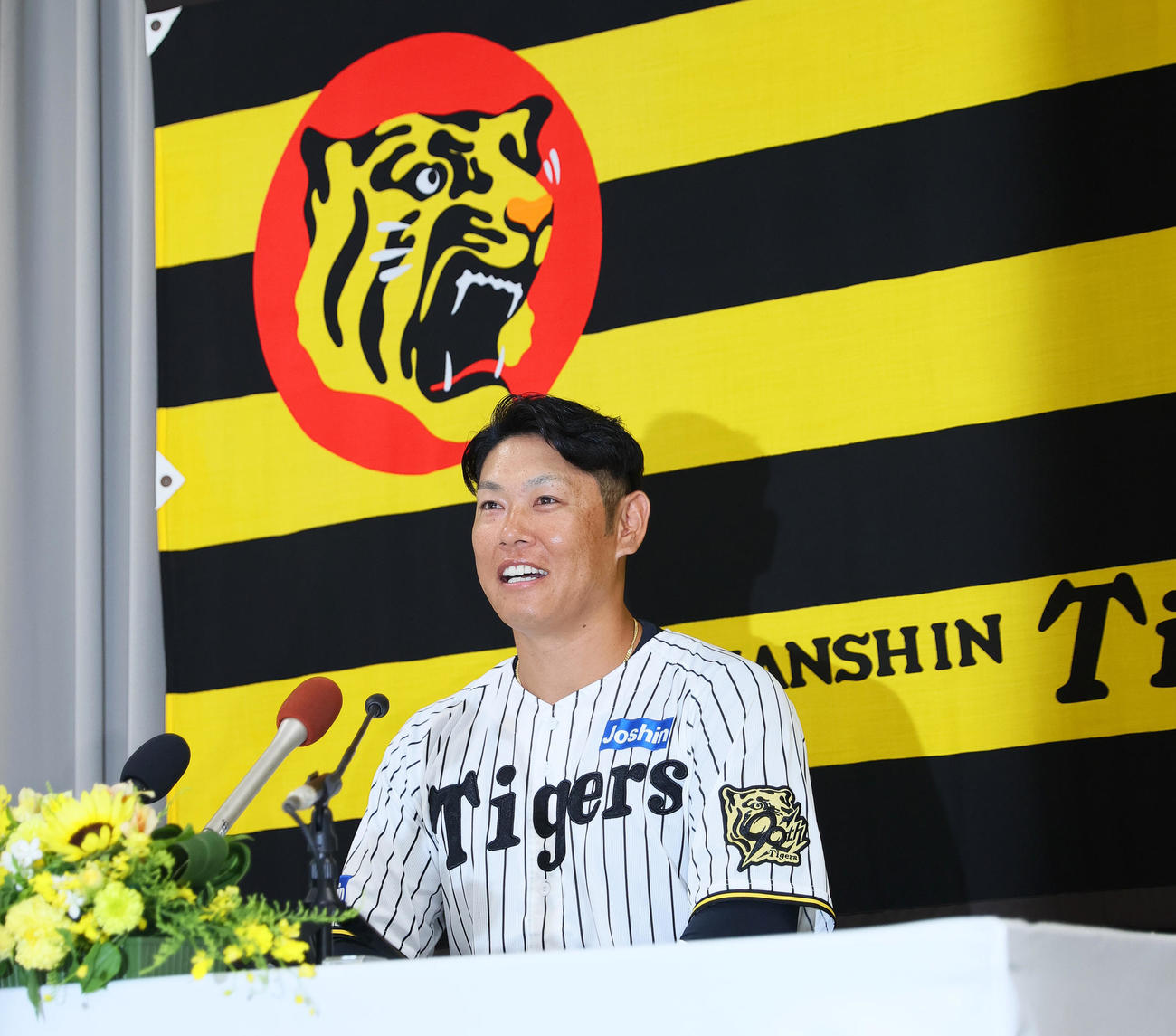 引退会見をする阪神原口文仁（2025年9月撮影）