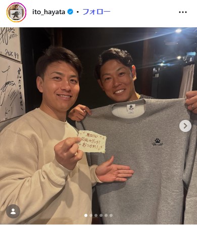 原口文仁氏（右）とツーショット写真におさまる伊藤隼太氏（伊藤氏のインスタグラムから）
